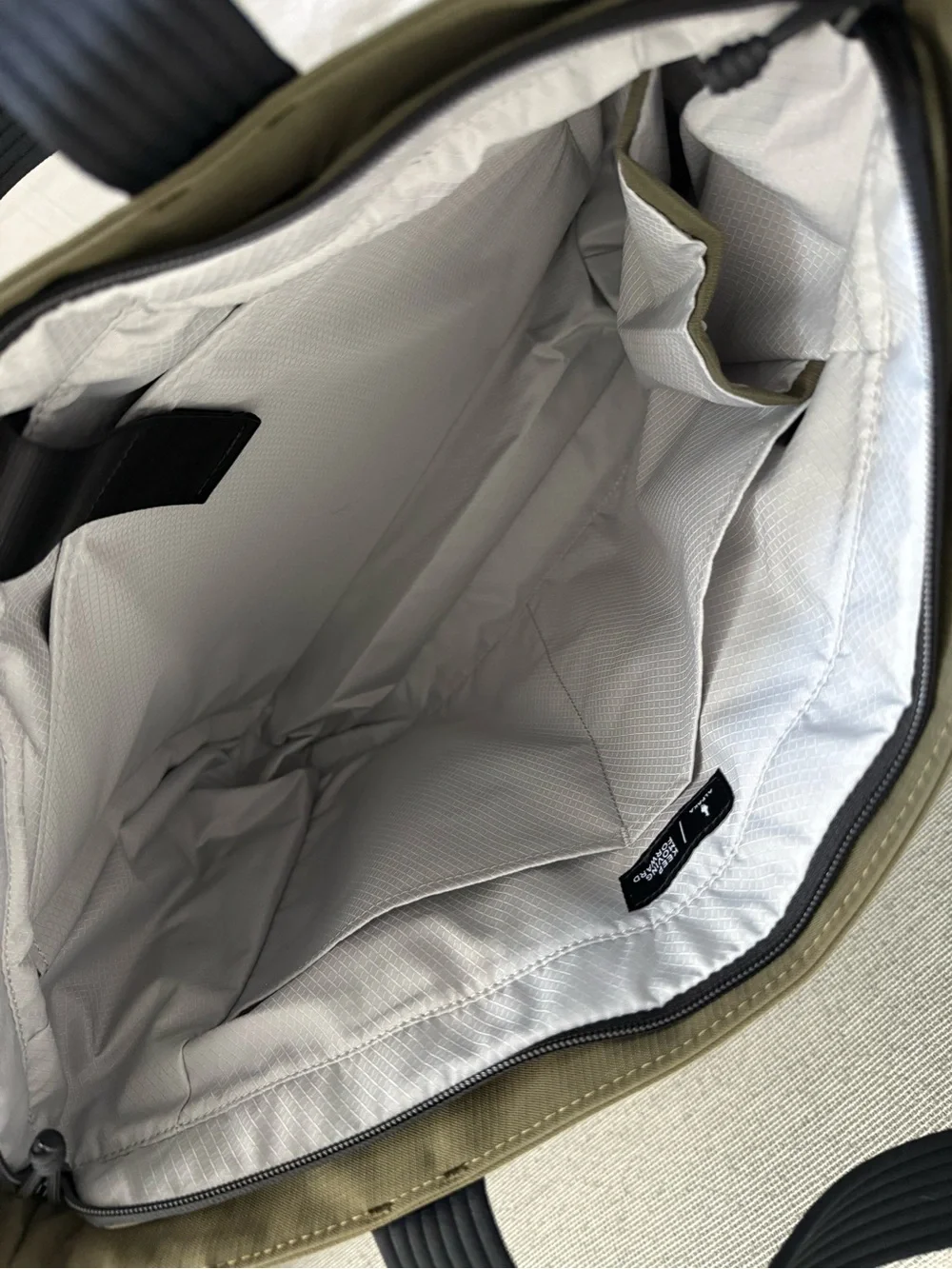 ALPAKA Flight Tote (L) in Green
